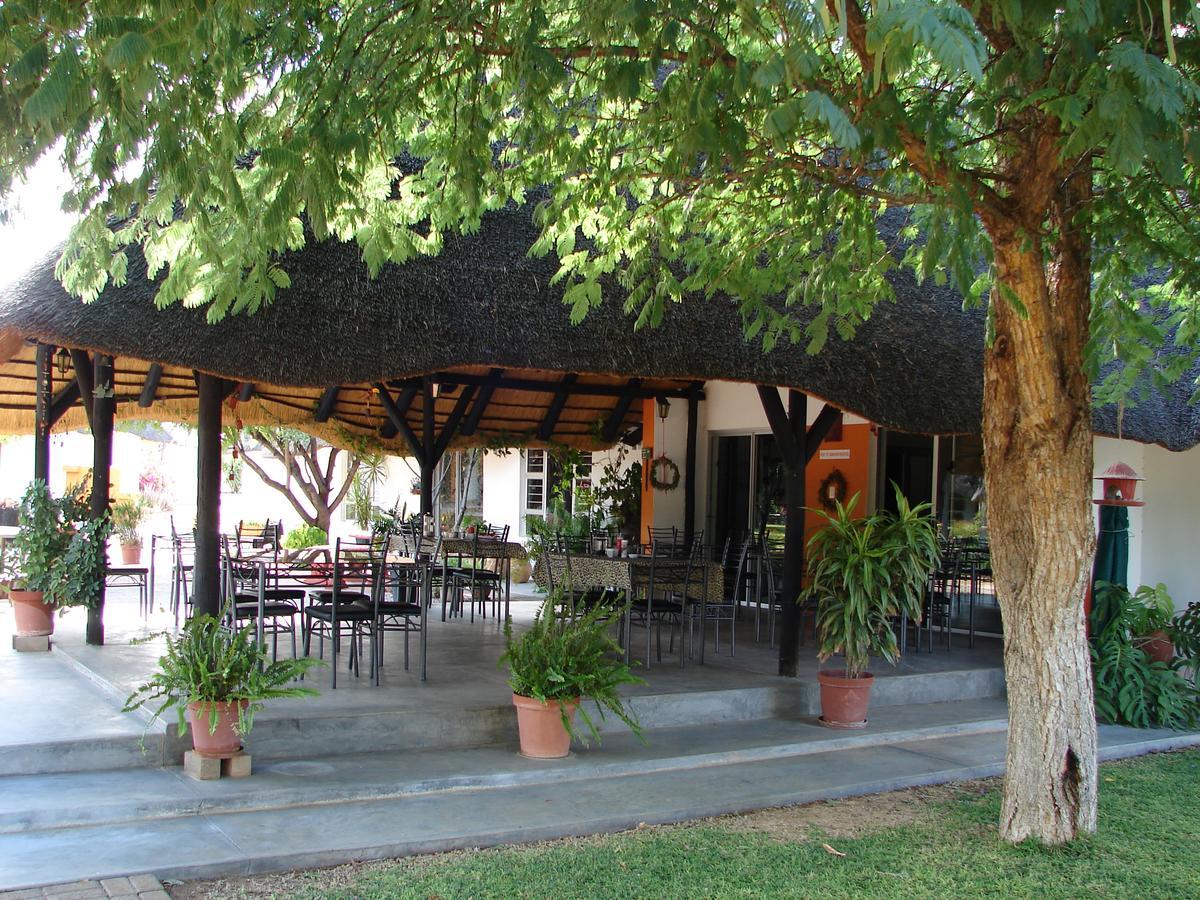 Lion'S Den Guesthouse Otjiwarongo Buitenkant foto