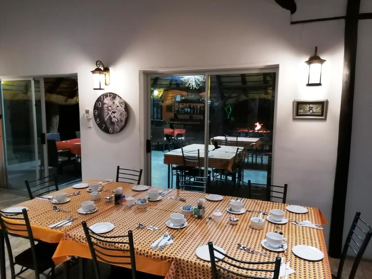 Lion'S Den Guesthouse Otjiwarongo Buitenkant foto