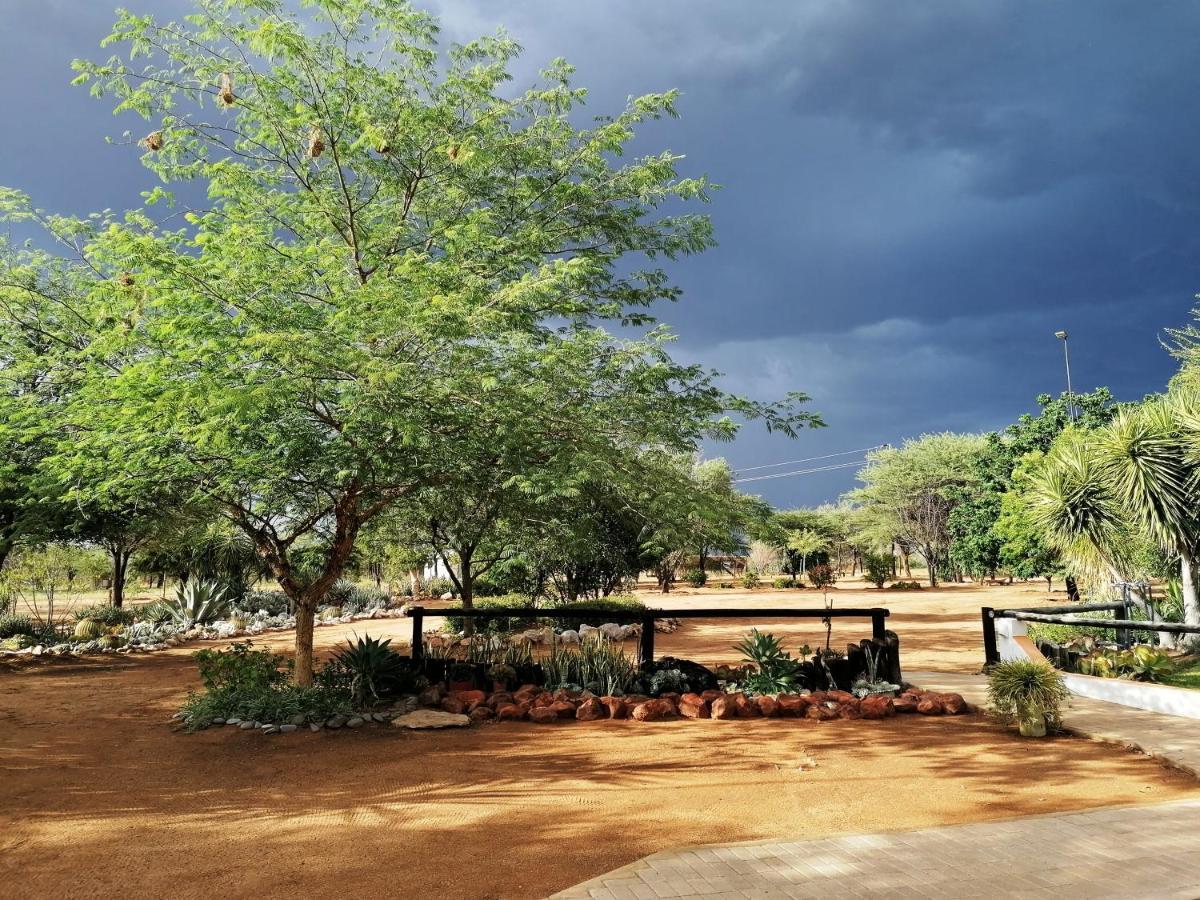 Lion'S Den Guesthouse Otjiwarongo Buitenkant foto