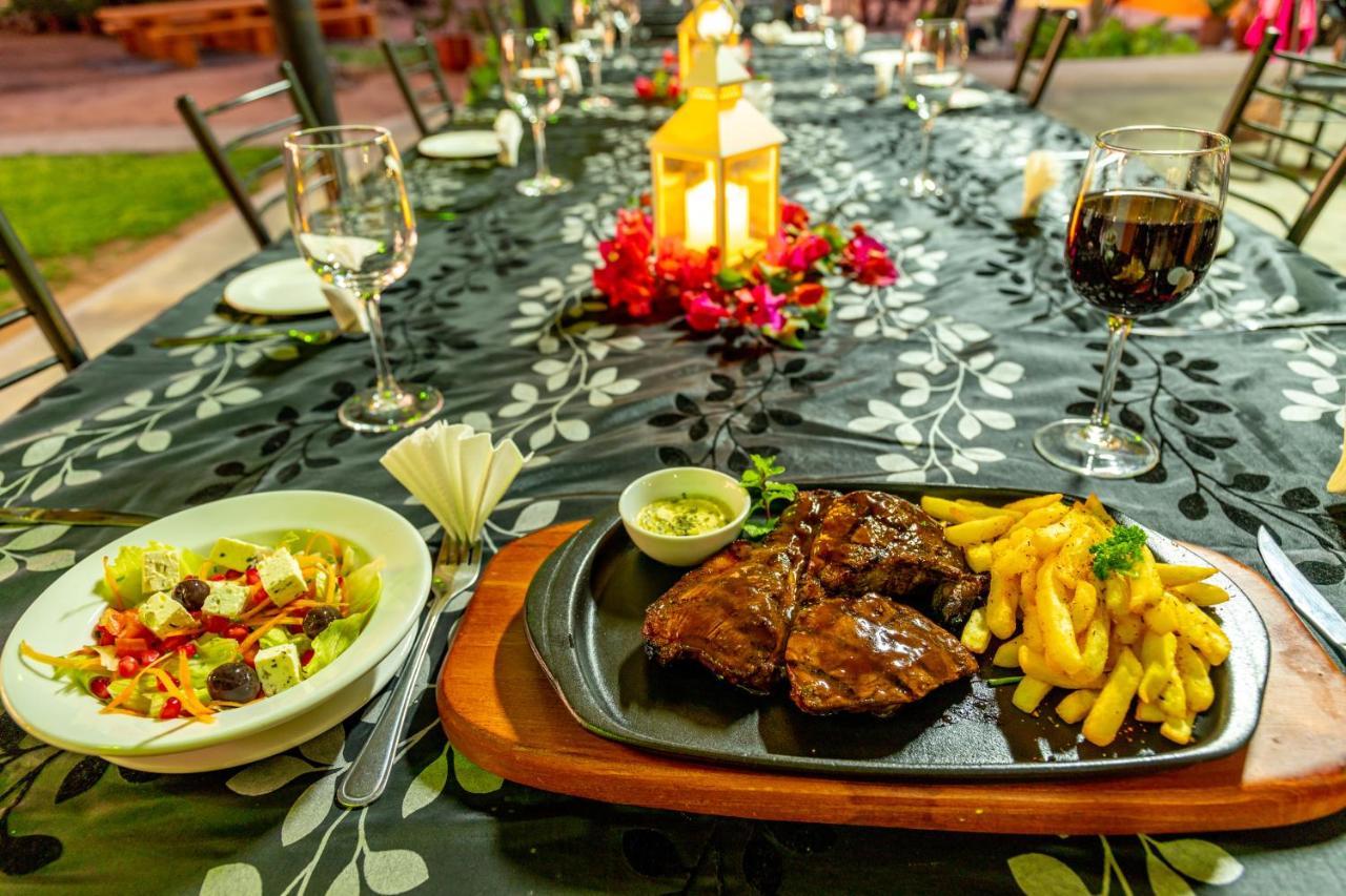 Lion'S Den Guesthouse Otjiwarongo Buitenkant foto
