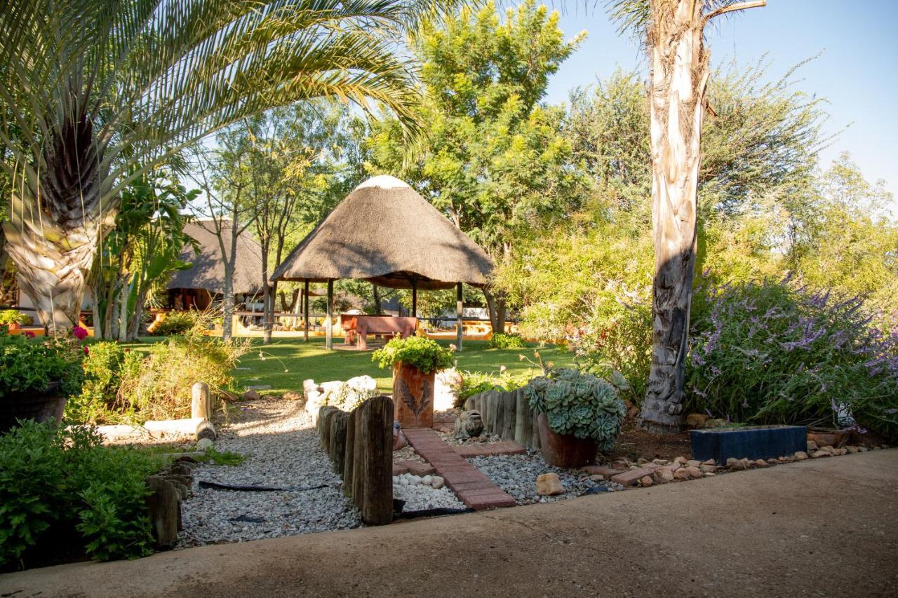 Lion'S Den Guesthouse Otjiwarongo Buitenkant foto