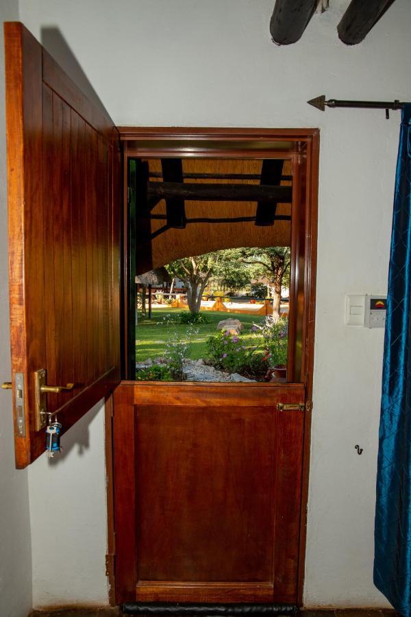 Lion'S Den Guesthouse Otjiwarongo Buitenkant foto