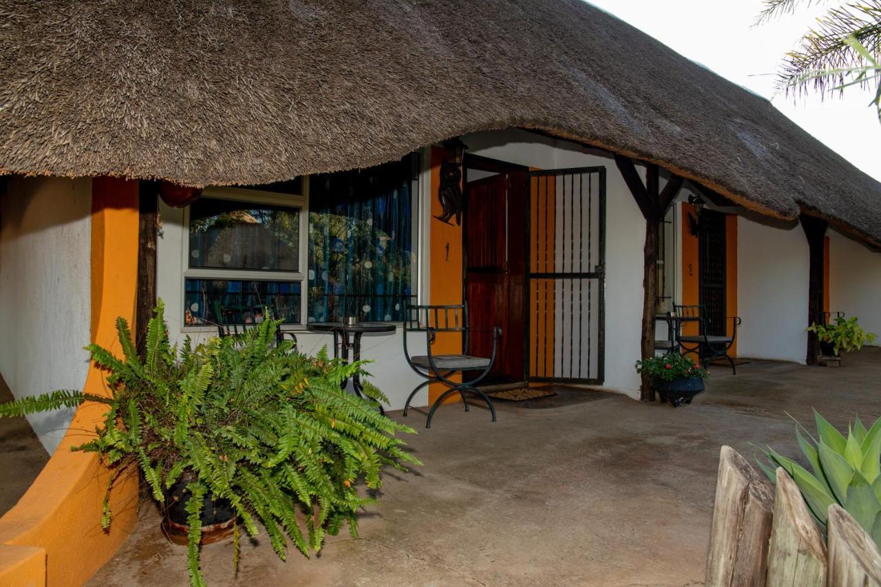 Lion'S Den Guesthouse Otjiwarongo Buitenkant foto