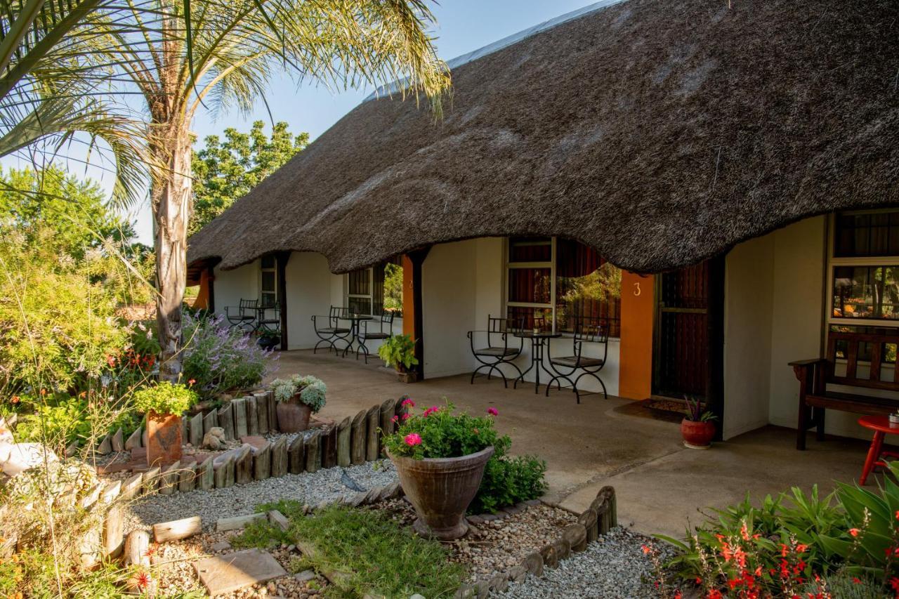 Lion'S Den Guesthouse Otjiwarongo Buitenkant foto