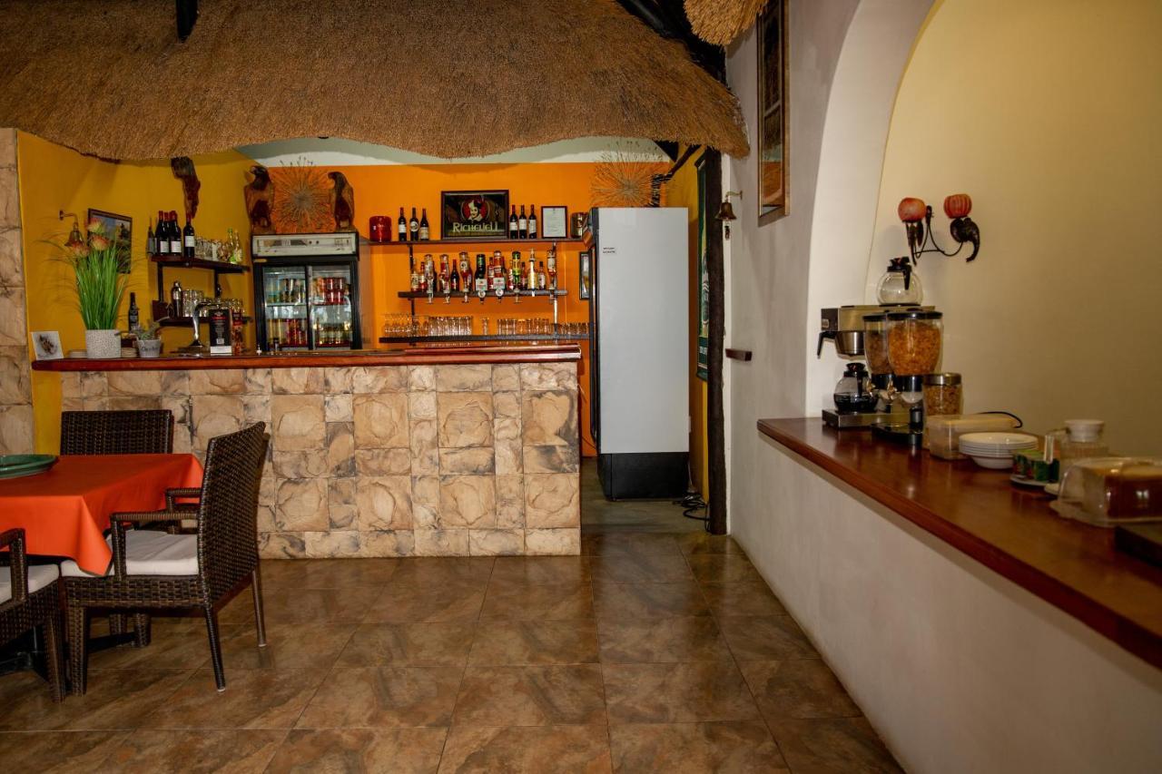 Lion'S Den Guesthouse Otjiwarongo Buitenkant foto