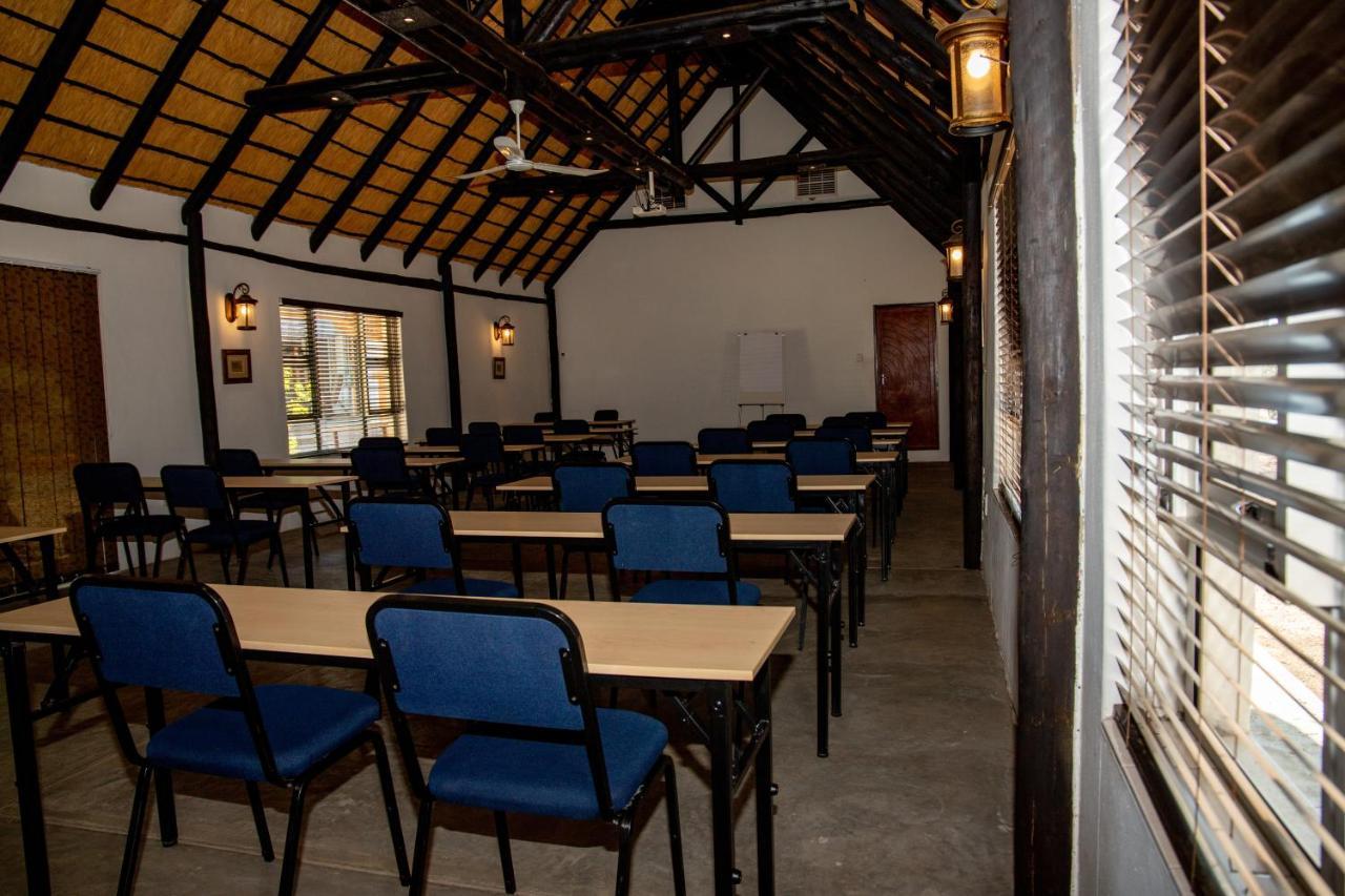 Lion'S Den Guesthouse Otjiwarongo Buitenkant foto