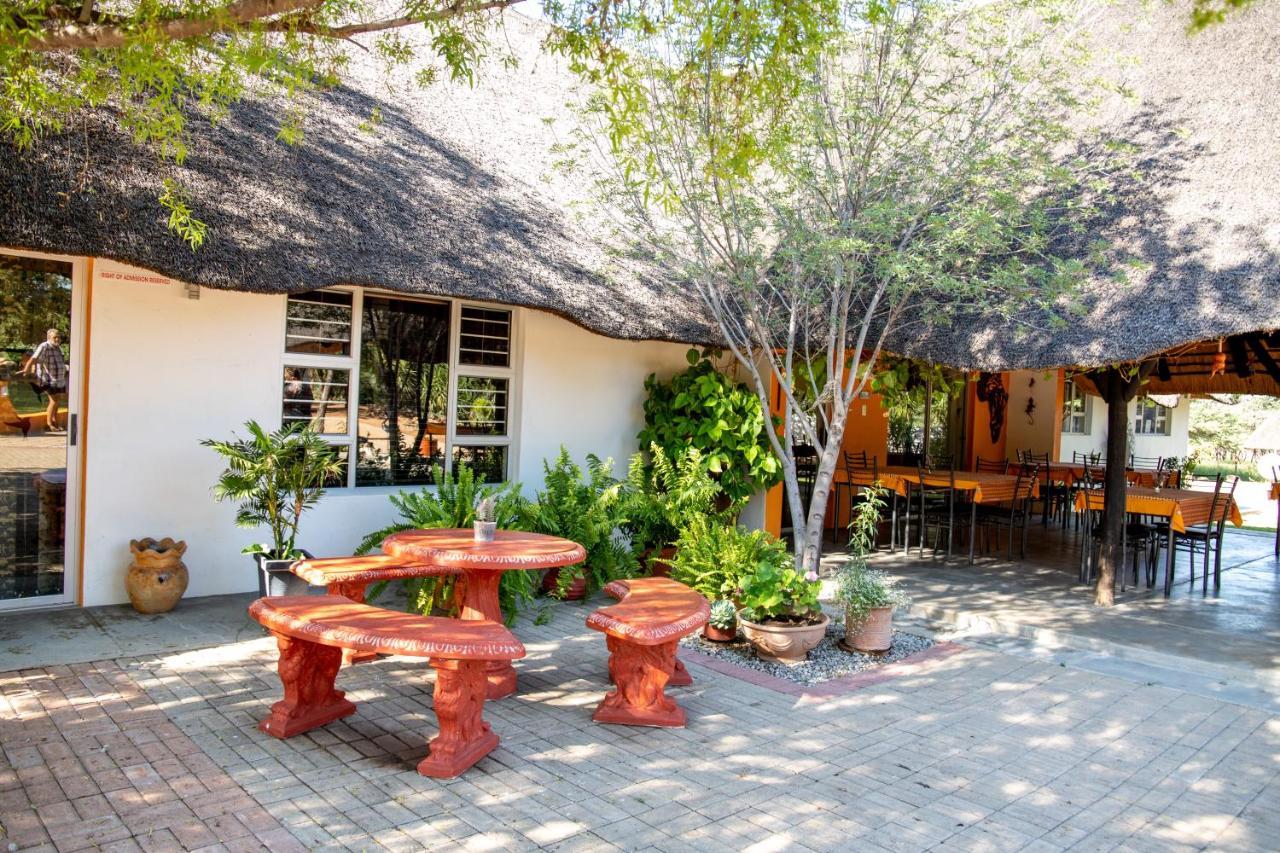 Lion'S Den Guesthouse Otjiwarongo Buitenkant foto