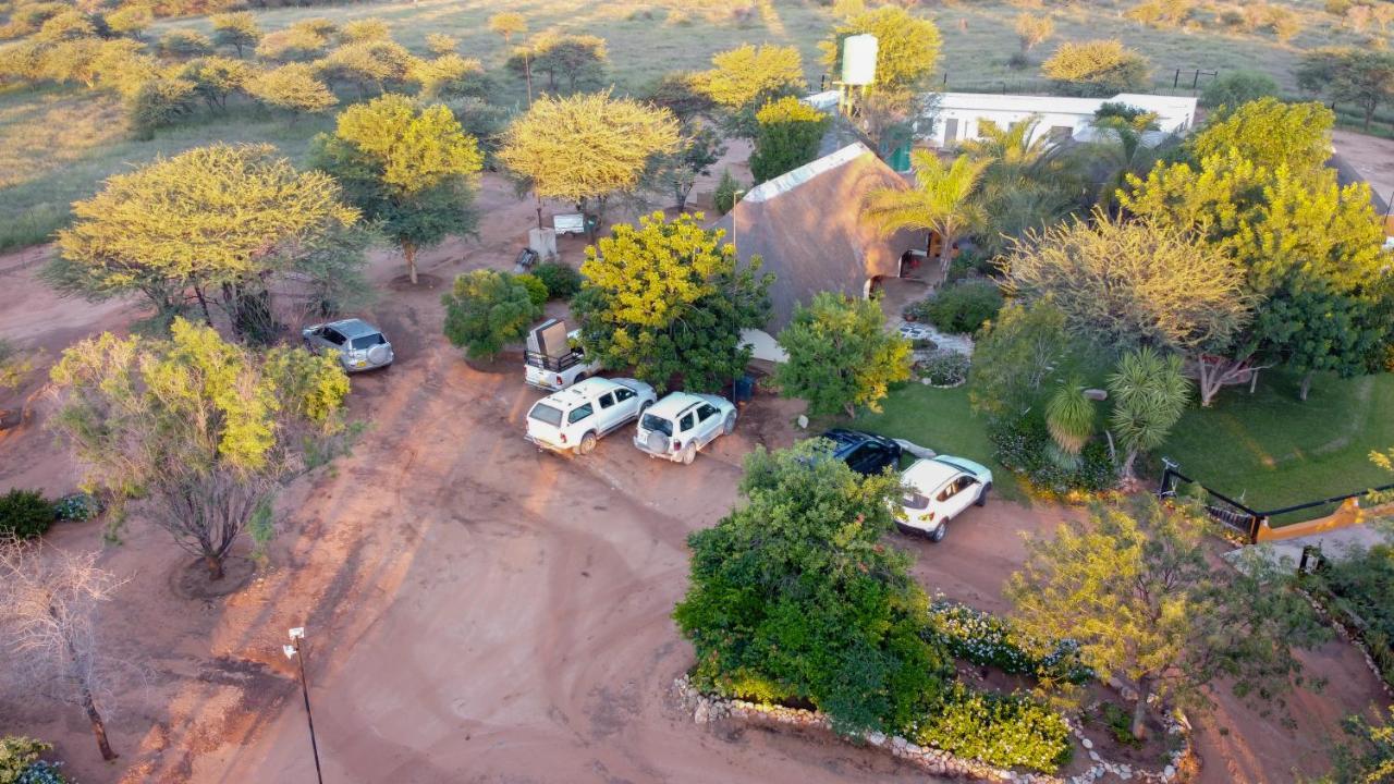Lion'S Den Guesthouse Otjiwarongo Buitenkant foto